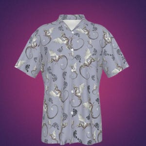 Puede incluir: Una camisa de botones de manga corta azul claro con un patrón de dragón blanco.