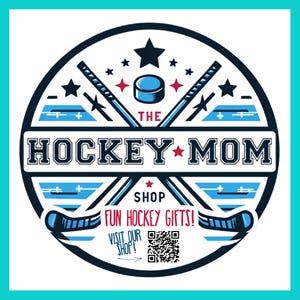 K&ouml;nnte beinhalten: Ein blaues und wei&szlig;es kreisf&ouml;rmiges Logo mit dem Text "The Hockey Mom Shop" und den Worten "Fun Hockey Gifts!" Ein Paar gekreuzter Hockeyschl&auml;ger mit einem Puck und Sternen sind im Logo abgebildet. Ein QR-Code ist mit dem Text "Visit Our Shop!" enthalten.