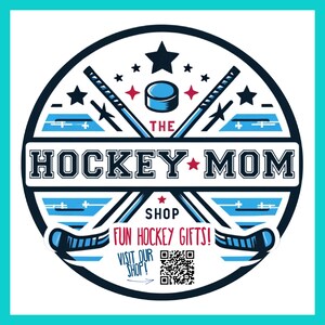 Pu&ograve; includere: Un logo circolare blu e bianco con il testo "The Hockey Mom Shop" e le parole "Fun Hockey Gifts!" Una coppia di bastoni da hockey incrociati con un disco e stelle sono presenti nel logo. Un codice QR &egrave; incluso con il testo "Visit Our Shop!"