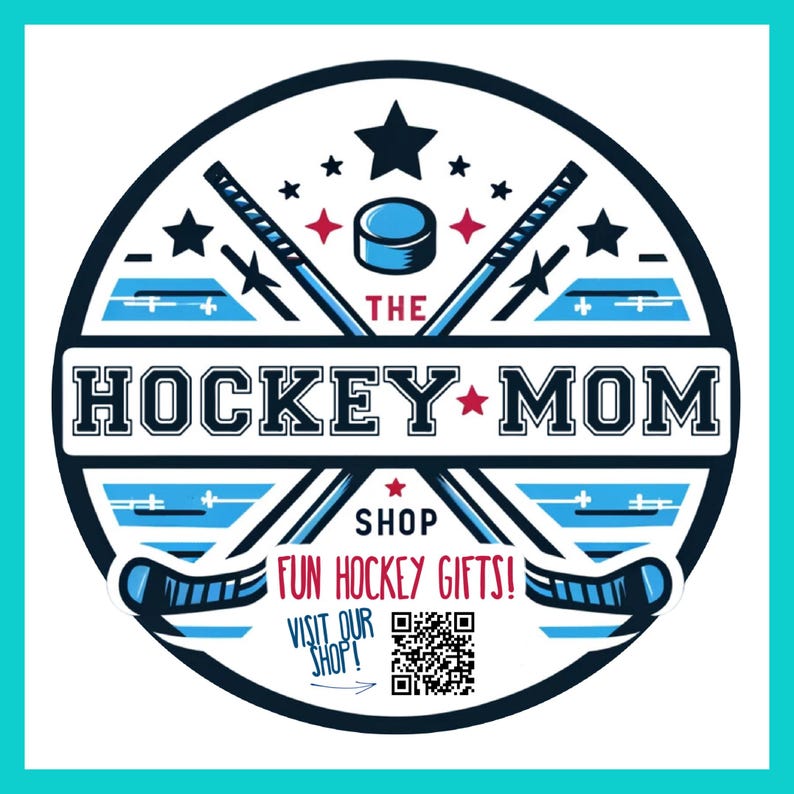 Pu&ograve; includere: Un logo circolare blu e bianco con il testo "The Hockey Mom Shop" e le parole "Fun Hockey Gifts!" Una coppia di bastoni da hockey incrociati con un disco e stelle sono presenti nel logo. Un codice QR &egrave; incluso con il testo "Visit Our Shop!"