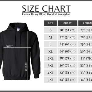 Op de afbeelding: Maattabel voor een unisex hoodie. De tabel toont de borst- en lengtemaat in inches en centimeters voor maten S tot en met 5XL.