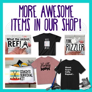 Op de afbeelding: Een verzameling hockey-gerelateerde artikelen, waaronder een zwart T-shirt met de tekst "Mites on Ice", een roze T-shirt met de tekst "Hockey Mom", een zwart T-shirt met de tekst "Shoot. Score. Celly. Repeat.", een witte ritszak met de tekst "Coach's Survival Kit", een sticker met de tekst "What the skibidi, REF!" en een sticker met de tekst "Rink Rizzler".