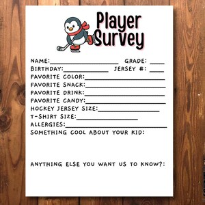 以下が含まれることがあります： ペンギンのイラストと「Player Survey」の文字が入った白いアンケート用紙。名前、誕生日、好きな色、おやつなどの個人情報を記入する欄があります。右下にはThe Hockey Mom Shopのロゴが入っています。