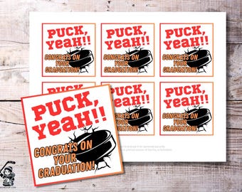Etichette regalo di laurea Puck Yeah Hockey - Etichette divertenti stampabili per laureati di hockey 2025, etichette per bomboniere per la serata degli anziani, download digitale in PDF per banchetto e festa