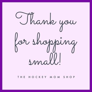 Pu&ograve; includere: Sfondo viola con testo bianco che dice "Grazie per aver fatto shopping in piccolo!" e sotto il testo "THE HOCKEY MOM SHOP".