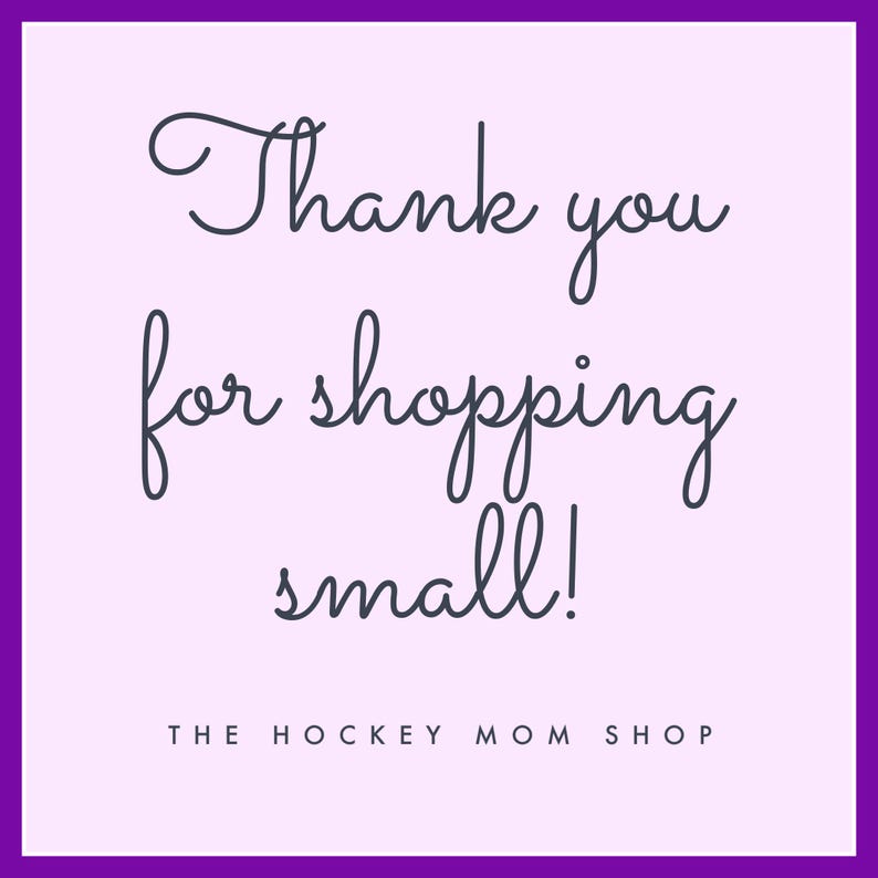 Pu&ograve; includere: Sfondo viola con testo bianco che dice "Grazie per aver fatto shopping in piccolo!" e sotto il testo "THE HOCKEY MOM SHOP".