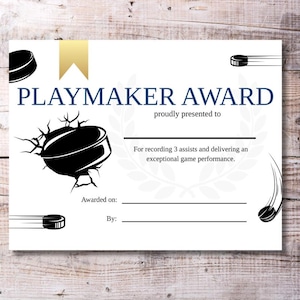 Puede incluir: Certificado blanco con el texto "PLAYMAKER AWARD" en azul, con gráficos de discos de hockey. Incluye espacio para escribir el nombre y la fecha del destinatario. El logotipo de The Hockey Mom Shop está en la esquina inferior izquierda.