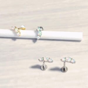 Boucles d'oreilles en cartilage de conque grimpeur opale blanche 18 g, boucles d'oreilles minimalistes, clous de cartilage, clous de tragus 925S
