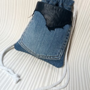 Liten påse/ Blå denim/ Marinblått lammskinn