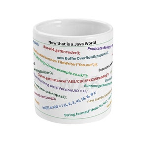 K&ouml;nnte beinhalten: Eine wei&szlig;e Keramiktasse mit einem bunten Design, das Java-Code zeigt. Der Text "Now that is a Java World" ist auf die Tasse gedruckt.