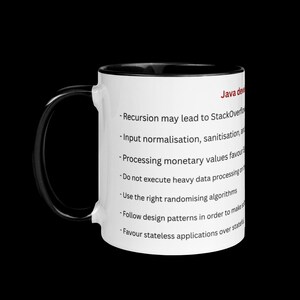 Pode incluir: Uma caneca de cer&acirc;mica branca com interior e al&ccedil;a pretos. A caneca apresenta texto em fonte preta, incluindo "Java deve" e marcadores sobre as melhores pr&aacute;ticas de programa&ccedil;&atilde;o. A caneca est&aacute; em um fundo preto.