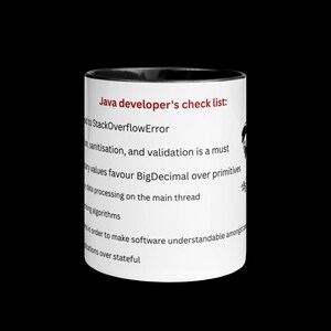 Pode incluir: Uma caneca de caf&eacute; de cer&acirc;mica branca com interior e borda pretos. A caneca apresenta o texto "Java developer's check list:" seguido de uma lista de itens relacionados &agrave; programa&ccedil;&atilde;o. Um pequeno gr&aacute;fico est&aacute; no lado direito.