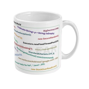 K&ouml;nnte beinhalten: Eine wei&szlig;e Keramiktasse mit einem schwarzen Umriss von Java-Code, der darauf gedruckt ist. Der Code enth&auml;lt Folgendes: BigDecimal.ONE, Predicate<String> p = String::isEmpty, new SecureRandom(), Executors.newFixedThreadPool(10), Print.class.getName(), Runtime.getRuntime().exec(command), StandardCharsets.UTF_8, new InetSocketAddress("google.com", 80), String.format("Hello %s %d", "Java", 20), new StackOverflowError();