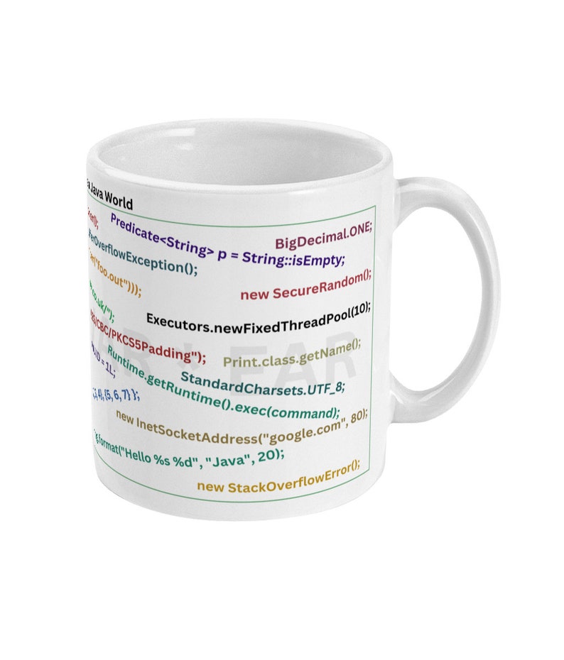 K&ouml;nnte beinhalten: Eine wei&szlig;e Keramiktasse mit einem schwarzen Umriss von Java-Code, der darauf gedruckt ist. Der Code enth&auml;lt Folgendes: BigDecimal.ONE, Predicate<String> p = String::isEmpty, new SecureRandom(), Executors.newFixedThreadPool(10), Print.class.getName(), Runtime.getRuntime().exec(command), StandardCharsets.UTF_8, new InetSocketAddress("google.com", 80), String.format("Hello %s %d", "Java", 20), new StackOverflowError();