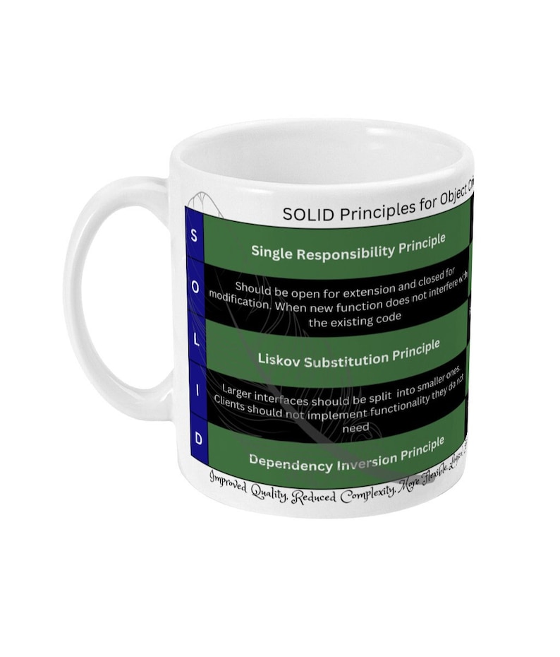 Pu&ograve; includere: Una tazza in ceramica bianca con un design verde e blu. La tazza presenta l'acronimo SOLID e i cinque principi della programmazione orientata agli oggetti: Principio di responsabilit&agrave; singola, Principio di sostituzione di Liskov, Principio di segregazione dell'interfaccia, Principio di inversione di dipendenza e Principio aperto/chiuso.