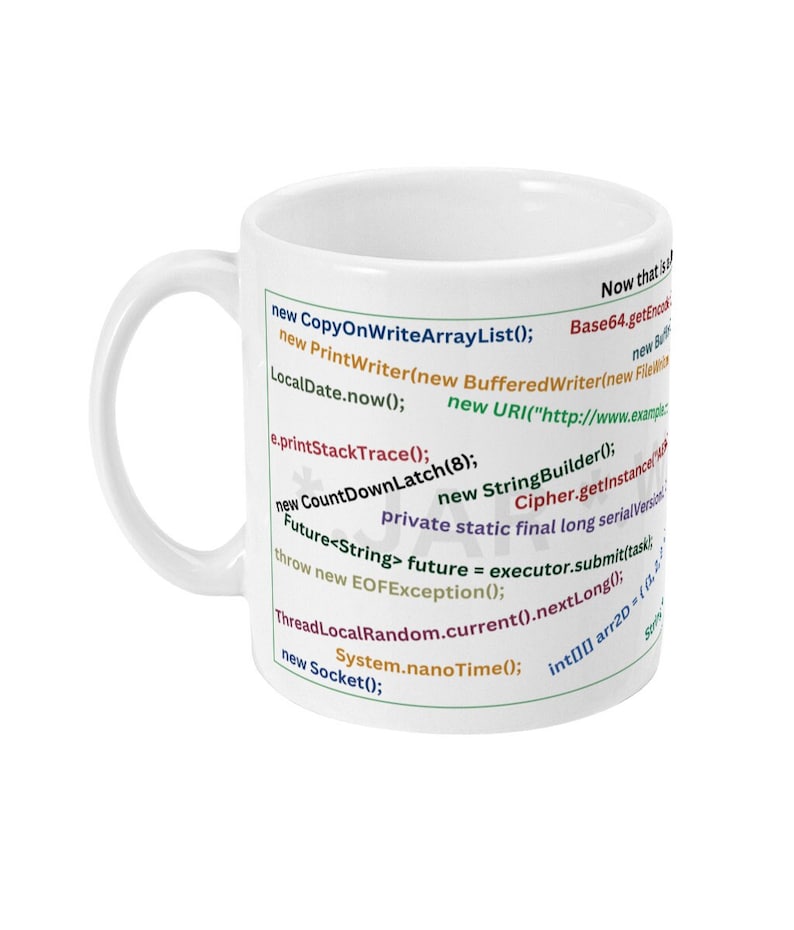 K&ouml;nnte beinhalten: Eine wei&szlig;e Keramiktasse mit einem schwarzen Umriss von Java-Code, der darauf gedruckt ist. Der Code enth&auml;lt Zeilen wie "new CopyOnWriteArrayList();", "new PrintWriter(new BufferedWriter(new File", "LocalDate.now();", "new URI("http://www.example.com");", "new CountDownLatch(8);", "new StringBuilder();", "private static final long serialVersionUID = 1L;" und "Cipher.getInstance("AES");".