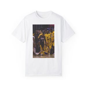 Iconic Allen Iverson Photo Unisex T-shirt, Tee, Shirt, Top, Apparel - Vintage Basketball Fan Gift