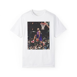 アイコニックなヴィンス・カーター ダンク ユニセックス ガーメントダイ Tシャツ、バスケットボール T シャツ、スポーツ シャツ、グラフィック T シャツ、アスリート アパレル、ヴィンテージ スタイル シャツ