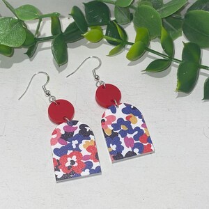 Akrylowe, odważne, kwiatowe kolczyki wiszące