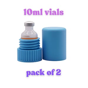 Puede incluir: Dos viales de 10 ml con tapas de rosca azules y una tapa azul separada. Los viales tienen un cuerpo de vidrio transparente con un anillo naranja y una parte superior plateada. El texto "10ml vials" y "pack of 2" está en morado.