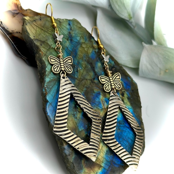 Pendientes colgantes de mariposa de oro, joyería reciclada con diamantes en oro