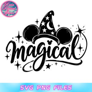 Könnte beinhalten: Ein schwarzes Grafikdesign mit dem Wort magical in einer kursiven Schriftart. Über dem Text befindet sich ein Zaubererhut mit Mausohren, verziert mit Sternen und einer Mondsichel. Das Design ist von verschiedenen Sternformen und Funken umgeben.