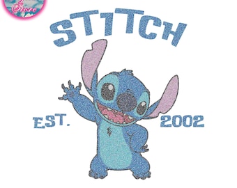 Puede incluir: Un gráfico azul brillante del personaje Stitch de la película de Disney Lilo & Stitch. La palabra "STITCH" está arqueada sobre el personaje, con "EST. 2002" debajo. Las palabras "Svg Png" están en la parte inferior.