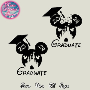 Peut inclure: Silhouette noire et blanche d'oreilles de Mickey Mouse avec un bonnet de graduation sur le dessus. Les oreilles portent les numéros 20 et 24. À l'intérieur des oreilles se trouve une silhouette du château de Cendrillon. Le texte "GRADUATE" est écrit dans une police de caractères fantaisiste sous les oreilles.