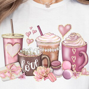 Puede incluir: Camiseta blanca con un diseño de bebidas y postres rosas, incluyendo un vaso para llevar, una bebida de café, una taza y macarons. El diseño incorpora formas de corazón y la palabra "love" en una taza, con detalles dorados.