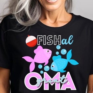 以下が含まれることがあります： ピンクとブルーの魚のデザインと「Fishal Oma」というピンクのテキストが書かれた黒いTシャツです。