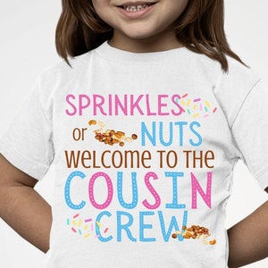 What's The Scoop Cousin Crew Gender Reveal PNG Sublimation Design para ferro em transferências, impressão sob demanda, camisetas, prensa térmica - Cousin Crew