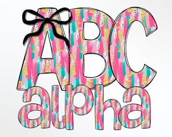 Op de afbeelding: Roze, turquoise en gouden alfabetletters met een zwarte strik bovenop de letter A. De letters spellen "ABC alpha" uit.