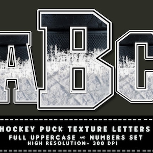 Può includere: Un set di lettere maiuscole A, B e C con una texture da disco da hockey. Le lettere sono bianche con contorni neri e hanno un aspetto usurato. Il testo sotto le lettere recita "HOCKEY PUCK TEXTURE LETTERS FULL UPPERCASE AND NUMBERS SET HIGH RESOLUTION - 300 DPI".