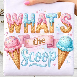 Può includere: Una maglietta bianca con un design stravagante di gelato. Le parole "WHAT'S the SCOOP" sono scritte in un carattere giocoso, con le lettere disegnate come coni gelato. Coni gelato rosa e blu e zuccherini aggiungono al design.