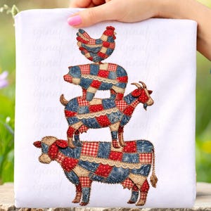 Peut inclure: Un tissu carré blanc avec un motif patchwork d'animaux de la ferme empilés. Une vache, une chèvre, un ours et une poule sont faits de tissu à motifs rouge, blanc et bleu, rappelant un patchwork.