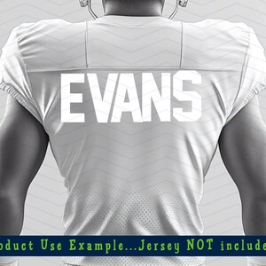 Puede incluir: Una camiseta de f&uacute;tbol americano blanca con el nombre "EVANS" impreso en letras blancas grandes y en negrita en la espalda. La camiseta se muestra en una persona, con la vista trasera visible. La imagen incluye el texto "Product Use Example...Jersey NOT included".