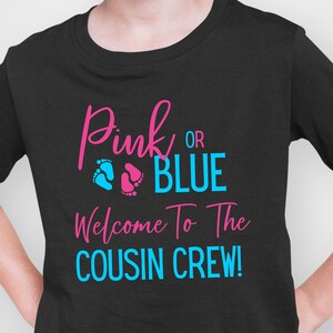 PINK o BLUE Script Cousin Crew Género Revelar PNG Sublimación Hierro en transferencias - Impresión bajo demanda - Camisetas - Prensa de calor - Cousin To Be