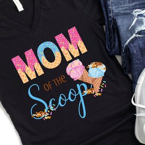 What's The Scoop Gender Reveal PNG-sublimatieontwerp voor opstrijktransfers, print-on-demand, T-shirts, hittepers - Download - Mom Of Scoop