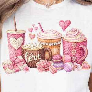 Puede incluir: Una camiseta blanca con una ilustración de acuarela de golosinas de San Valentín. El diseño incluye tazas rosas de punto, tazas con la palabra "love", macarons, corazones y una caja de regalo con un lazo rosa.