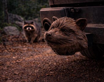 Osłona na hak holowniczy Cheeky Raccoon 50 mm z głowicą kulową, ochronna nakładka premium Guardians, pomysł na prezent na akcesoria do haka holowniczego, przyczepę kempingową