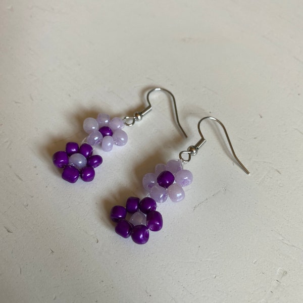 Boucles d’oreilles à fleurs violettes