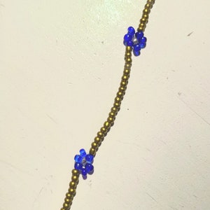 Collier couleur bronze à fleurs bleues image 1