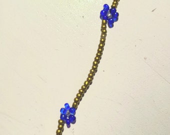 Collier couleur bronze à fleurs bleues