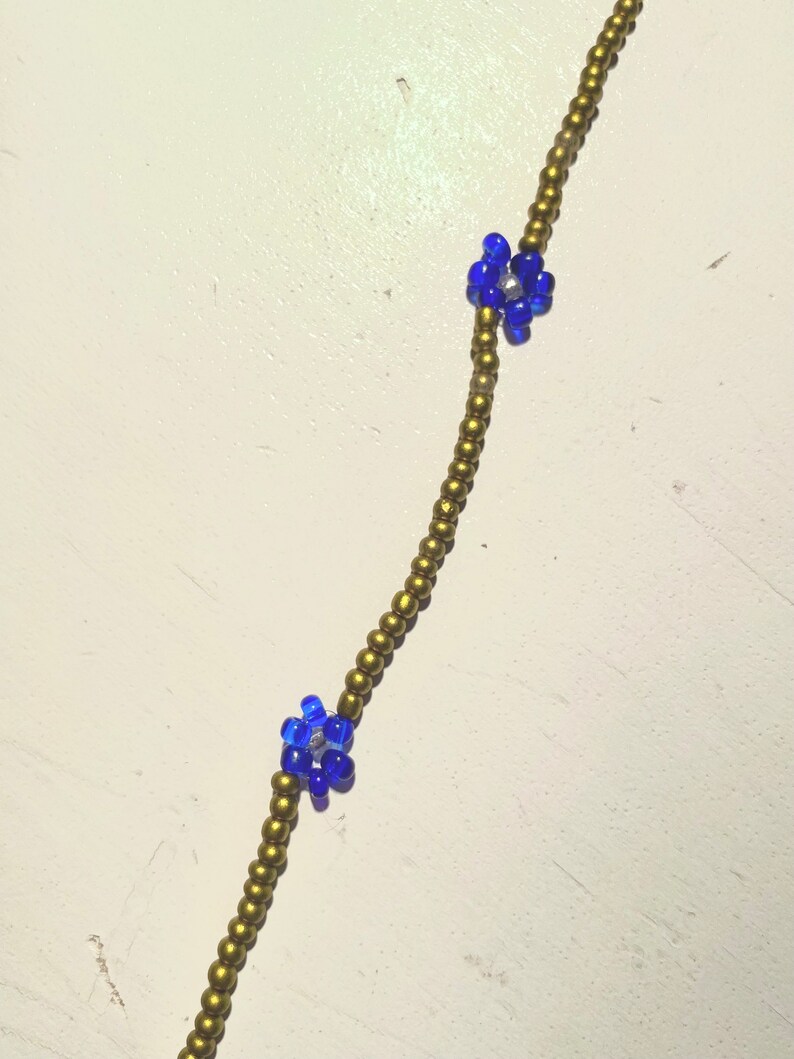 Collier couleur bronze à fleurs bleues image 1