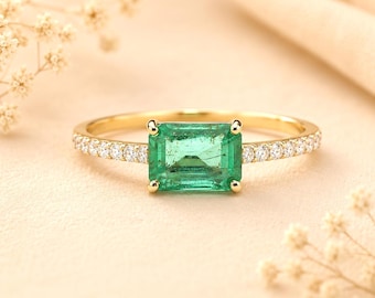 Anel de Noivado/Compromisso em Ouro Maciço 14k com Esmeralda Lapidada e Diamantes - Joia Ideal para Presentear Sua Amiga.