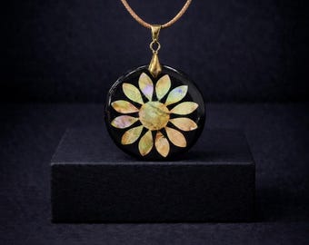 Colgante de flor Sunlit Bloom / Collar de resina artesanal en cálidos tonos metálicos