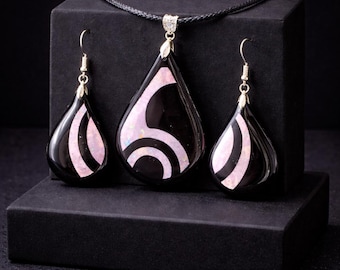 Conjunto de joyas de color lila negro / Pendientes y colgante de resina holográfica