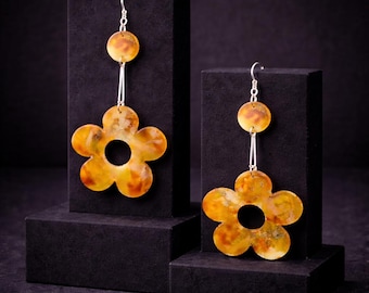 Pendientes de flores con efecto de pétalos de resina pintados a mano con un toque artístico.