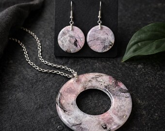 Conjunto de joyas de resina pintadas a mano: colgante y pendientes abstractos, rosa y negro.
