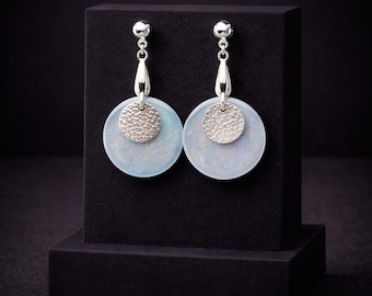 Pendientes colgantes de resina azul pálido con un acabado suave y esmerilado.